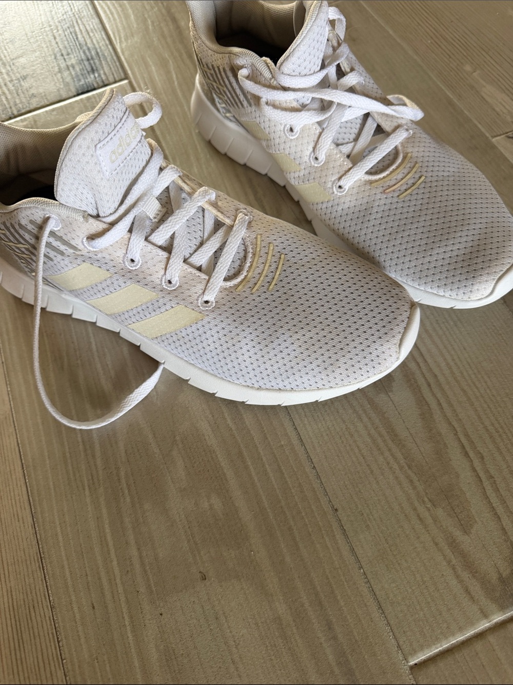 adidas men’s Lightweight White and Cream Athletic Sneaker. Size  8.5